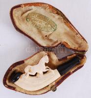 cca 1900 Kézzel faragott lófigurával díszített kis tajtékpipa fa szárral, eredeti, "Echt Meersc...