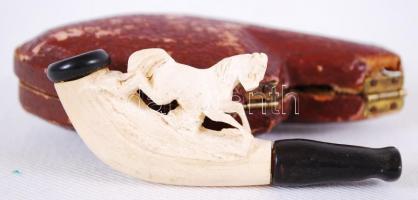 cca 1900 Kézzel faragott lófigurával díszített kis tajtékpipa fa szárral, eredeti, "Echt Meersc...