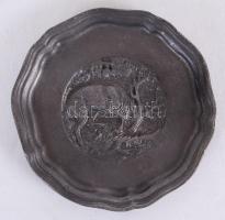 Ón tálka domborműves vadászjelenettel /  Tin plate with hunting scene, 10cm