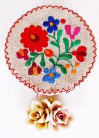 Kézzel festett porcelán rózsa hímzett varródobozban /  Hand painted porcelain rose in embroidered sewing box, d: 14cm