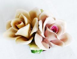 Kézzel festett porcelán rózsa hímzett varródobozban / 
Hand painted porcelain rose in embroidered se...