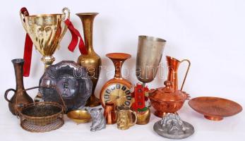 Egy doboznyi vegyes tétel réz- és egyéb fémtárgyakkal /  A box of copper and metal objects