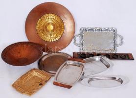 Egy doboznyi tétel réz- és fémtálcákkal, -tálakkal /  A box of copper and metal trays and plates