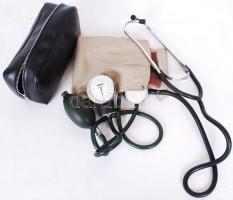 Pumpás vérnyomásmérő működő állapotban fonendoszkóppal és kis táskával