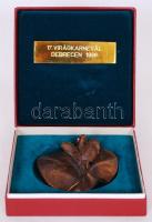 Segesdi György (1931-): Virágkarnevál Debrecen emlék plakett, jelzett, eredeti díszdobozában, d: 9 cm