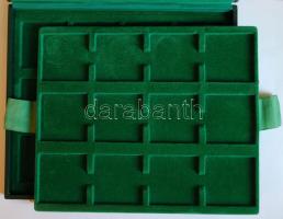 Éremtartó kazetta(zöld) 1 kivehető tálcával, összesen 24 férőhellyel 55x55mm, jó állapotban!