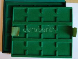 Éremtartó kazetta(zöld) 1 kivehető tálcával, összesen 24 férőhellyel 55x55mm, jó állapotban!