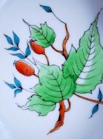 2db kézzel festett jelzett Herendi porcelán tálka: 1db Viktória-mintás és 1db csipkebogyóval díszíte...