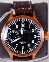 Vadonatúj, nem használt Steinhart NAV-B rózsaarany repülős óra zafírkristály üveggel, Unitas 6497 svájci szerkezettel, kézi felhúzós Genovai csíkozással, 17 rubin köves. Rozsdamentes acéltok és hátlap, 10 mikronos aranyozás. Átmérő: 47 mm Magasság: 14,2mm Súly: 123 g. Eredeti dobozában, leírással, / Brand new Swiss watch