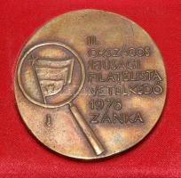 Szabó Gábor (1940-) 1976. "III. Országos Ifjúsági Filatélista Vetélkedő Zánka" Br emlékérem (80mm) dísztokban T:2