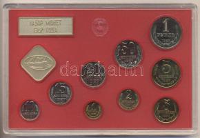 Szovjetunió 1987. 1k - 1R forgalmi sor szettben + "Leningrád pénzverde" zseton eredeti díszkiadásban T:1 Soviet Union 1987. 1 kopek - 1 Ruble + "Leningrad mint" token "Set of coins of the USSR" in original packing C:Unc