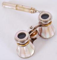Gyöngyházberakású nyeles színházi látcső fém és sárgaréz elemekkel /  Brass and metal theatre binoculars with telescopic handle, all over rich nacre inlay