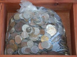 Vegyes magyar és külföldi fémpénz tétel 5kg-os súlyban zárható fedelű fa dobozban T:vegyes