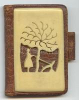 1925 Tárcanaptár igényes egészbőr kötésben, az első táblán bakelit díszítéssel, bőr ceruzatartóval, aranyozott lapszélekkel