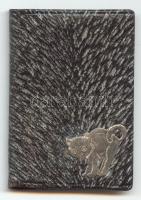 1939 Tárcanaptár egészbőr kötésben, a kötéstáblán kiscicát ábrázoló ezüstözött plakettel, színezett lapszélekkel