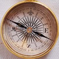 cca 1900 Kis réz iránytű eredeti tokjában / 
Brass compass in original leather case, 3,5cm