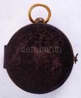 cca 1900 Kis réz iránytű eredeti tokjában / 
Brass compass in original leather case, 3,5cm