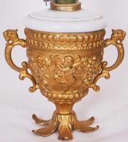 Porcelán petróleumlámpa puttókkal díszített fém kehelyben üvegburával / 
Porcelain oil lamp on metal...