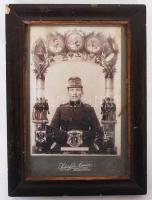 Cca 1900 díszes katona fotó a monarchia tagországainak címereivé és az uralkodókkal, 20×15 cm üvegezett régi keretben