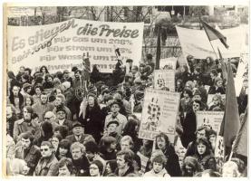 Cca 1970 NSZK tüntetésekről 2 db fotó, 23×18 cm/ Two fotos from West-Germany demonstration