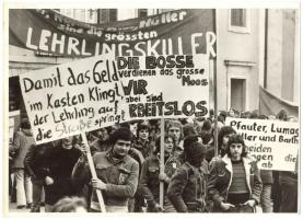 Cca 1970 NSZK tüntetésekről 2 db fotó, 23×18 cm/
Two fotos from West-Germany demonstration