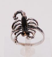 Skorpió figurával díszített ezüst (Ag) gyűrű ónix kövekkel / 
Silver and onyx ring with scorpion fig...