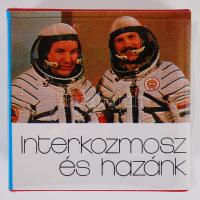 Minikönyv: Interkozmosz és hazánk. Zrinyi Nyomda 1980. Farkas Bertalan dedikációjával.