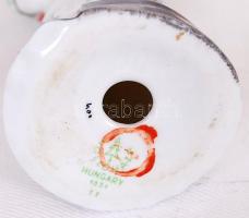 Kisplasztika tétel: Imádkozó, kerámia, m:23 cm Népviseletes asszony faragott fa szobor, m:12 cm
Holl...