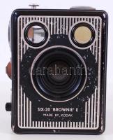 Kodak six-20 "Brownie" E, eredeti tartójában, 11×12×9 cm