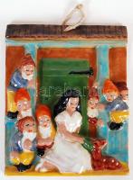 Nógrádi J jelzéssel: Hófehérke és a hét törpe. Kézzel festett, kerámia falikép, apró mázhibákkal, 18×14 cm