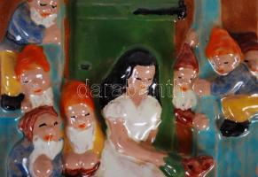 Nógrádi J jelzéssel: Hófehérke és a hét törpe. Kézzel festett, kerámia falikép, apró mázhibákkal, 18...