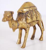 Cca 1950 megpakolt teve, réz, m:8 cm, h:12cm