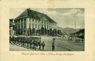 Jolsva főtér katonai felvonulással (hátoldal sérült)