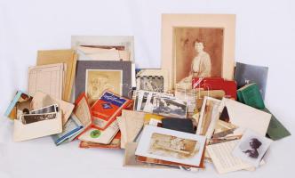 Utazások: 400 db, városképes és tájfotó az 1930-40-es évekből. Érdekes anyag. Érdemes megnézni