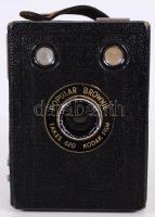 1937-1938 Eastman Kodak Popular Brownie rollfilmes boxkamera bőr tokkal (az egyik kereső törött, a tok erősen megviselt állapotú) /  Box camera in leather case (needs repair)