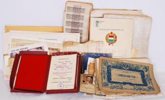 Óriási okmány ás nyomtatvány hagyaték tétel: Egy banánosláda + egy nagy doboz, benne rengeteg igazolvánnyal. Érdemes átnézni!