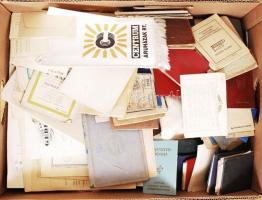 Óriási okmány ás nyomtatvány hagyaték tétel: Egy banánosláda + egy nagy doboz, benne rengeteg igazol...
