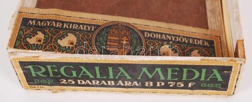 Szivaros fa doboz, viseltes állapotban, 20×13 cm