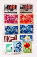 55 db vegyes levélzáró és segélybélyeg zsebberakóban