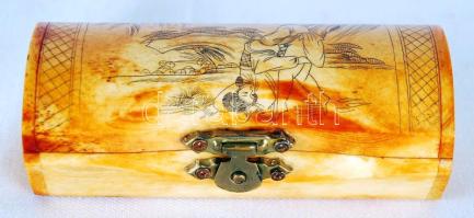 Bélelt csont dobozka fedelén karcolt japán erotikus jelenettel /  Little bone box with Japanese erotic scene etched on the top, 10,5x4,5x4cm