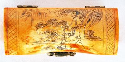 Bélelt csont dobozka fedelén karcolt japán erotikus jelenettel / 
Little bone box with Japanese erot...