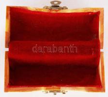 Bélelt csont dobozka fedelén karcolt japán erotikus jelenettel / 
Little bone box with Japanese erot...