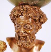 Aranyozott bronz és márvány asztali óra hibátlan porcelán számlappal, nevető Dionüszosz-fejjel, putt...