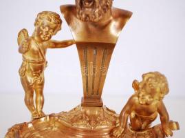 Aranyozott bronz és márvány asztali óra hibátlan porcelán számlappal, nevető Dionüszosz-fejjel, putt...