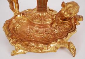 Aranyozott bronz és márvány asztali óra hibátlan porcelán számlappal, nevető Dionüszosz-fejjel, putt...