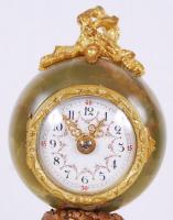 Aranyozott bronz és márvány asztali óra hibátlan porcelán számlappal, nevető Dionüszosz-fejjel, putt...