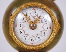 Aranyozott bronz és márvány asztali óra hibátlan porcelán számlappal, nevető Dionüszosz-fejjel, putt...