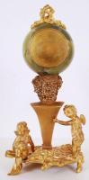 Aranyozott bronz és márvány asztali óra hibátlan porcelán számlappal, nevető Dionüszosz-fejjel, putt...