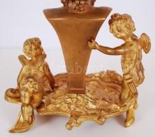 Aranyozott bronz és márvány asztali óra hibátlan porcelán számlappal, nevető Dionüszosz-fejjel, putt...