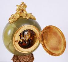 Aranyozott bronz és márvány asztali óra hibátlan porcelán számlappal, nevető Dionüszosz-fejjel, putt...